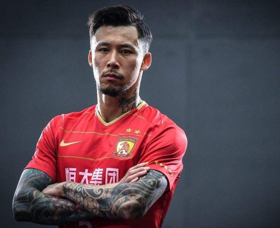 张琳芃“双线作战”崭露头角，成为中国足球领军人物