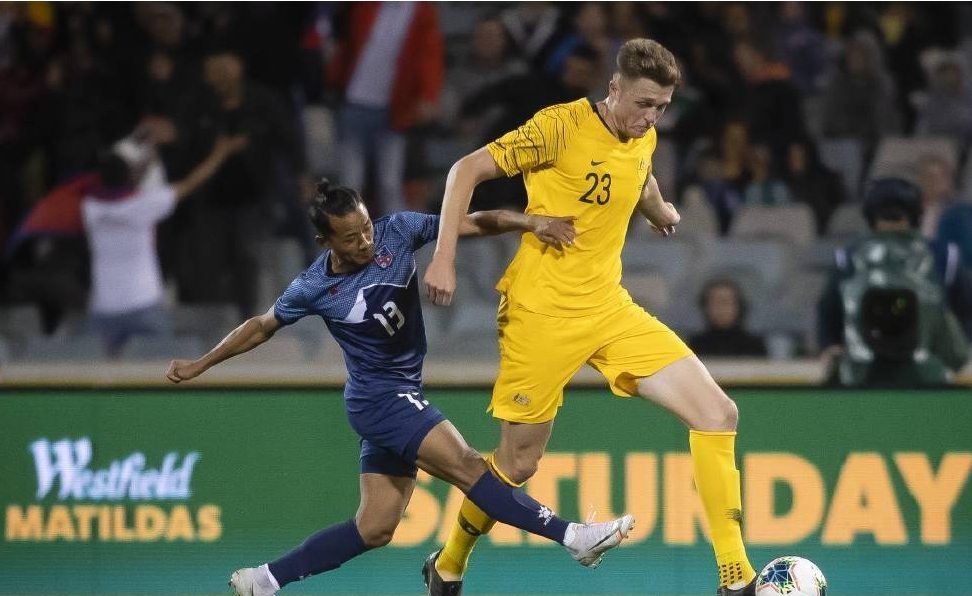 苏塔稳健防守，澳大利亚队在亚洲杯比赛中实力抗衡！